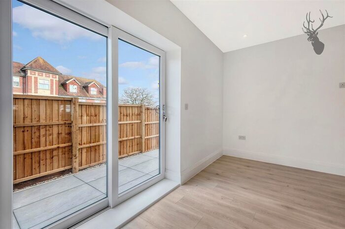 1 Bedroom Flat For Sale In Crossways, Manor Road, Chigwell, IG7