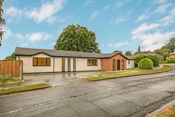 5 Bedroom Detached House For Sale In The Bury, Pavenham, Bedford, MK43