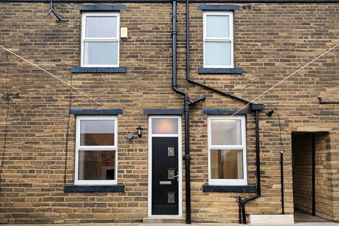 3 Bedroom Terraced House For Sale In Station Road, Clayton, Bradford, BD14