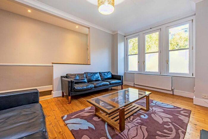 3 Bedroom Flat To Rent In Trouville Road, London, SW4
