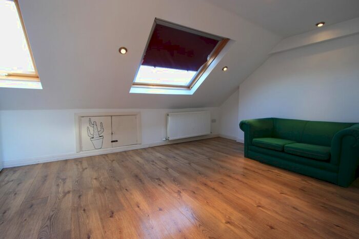 Studio To Rent In Lymington Close, London, SW16