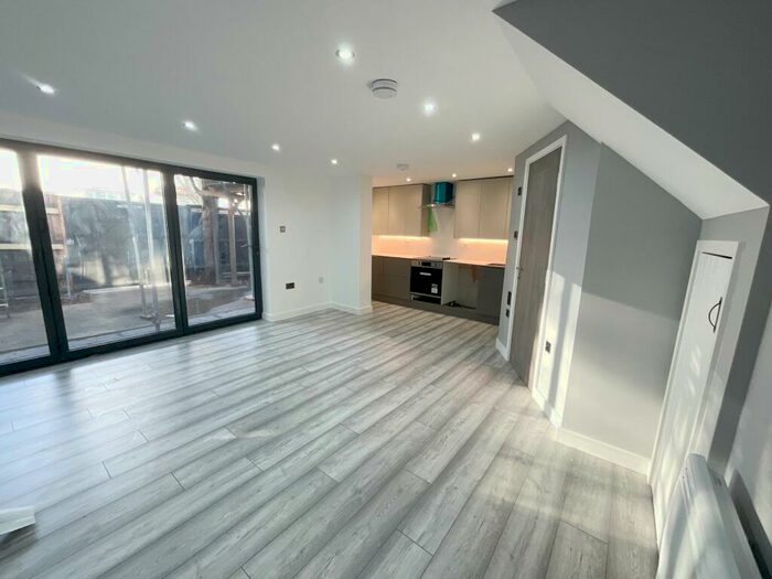 Studio To Rent In Parkside, Westcliff-on-Sea, SS0