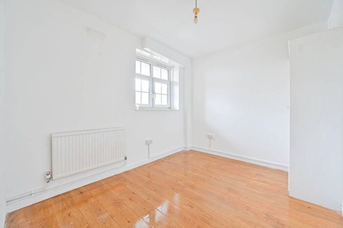 3 Bedroom Flat To Rent In Dog Kennel Hill Estate, East Dulwich, London, SE22