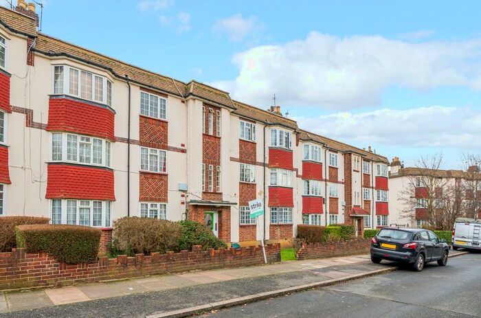 2 Bedroom Flat To Rent In Amblecote Road, London, SE12