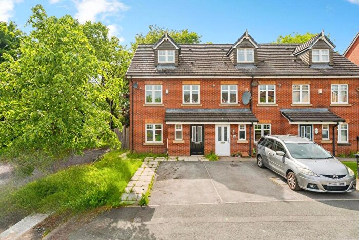 4 Bedroom End Of Terrace House For Sale In Linnyshaw Close, Bolton, Lancashire, BL3