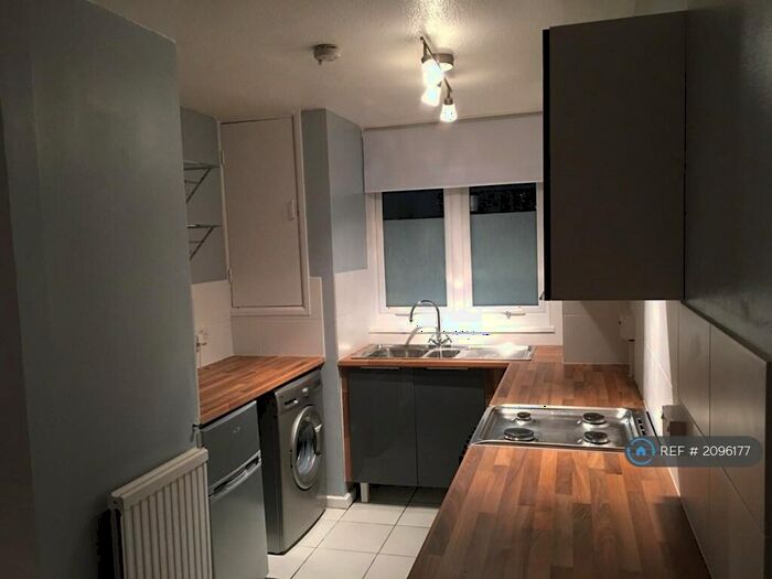 1 Bedroom Flat To Rent In Lockwood Square, London, SE16
