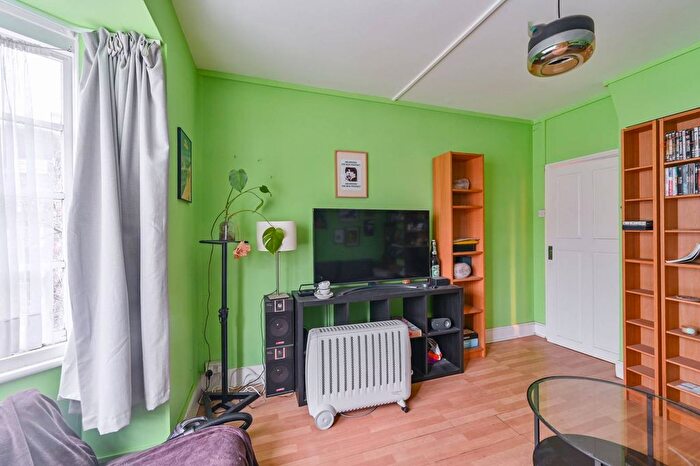 2 Bedroom Flat To Rent In Albion Avenue, Nine Elms, London, SW8