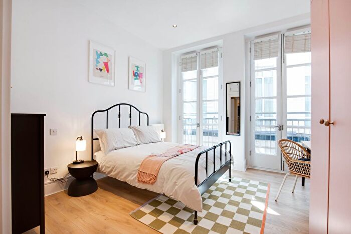 3 Bedroom Flat To Rent In Gate Street, London, WC2A