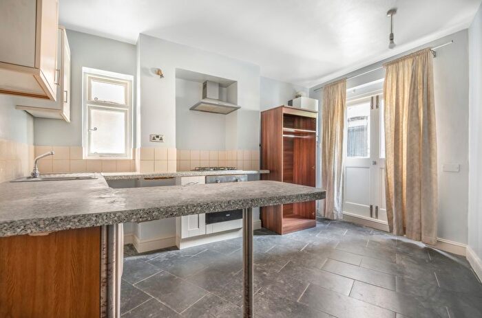 2 Bedroom Flat To Rent In Lillie Road, London, SW6