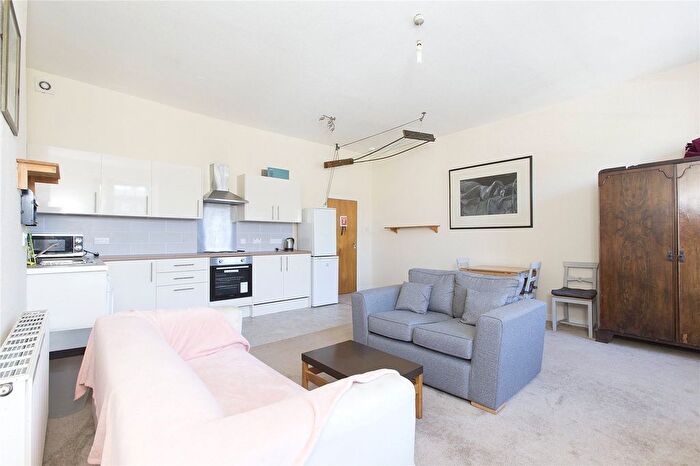 2 Bedroom Flat To Rent In St Patrick Square, Edinburgh, EH8