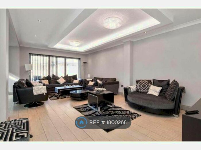 7 Bedroom Semi-Detached House To Rent In Foster Road, London, W3