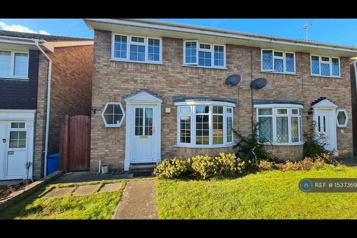3 Bedroom Semi-Detached House To Rent In Grafton Close, Maidenhead, SL6