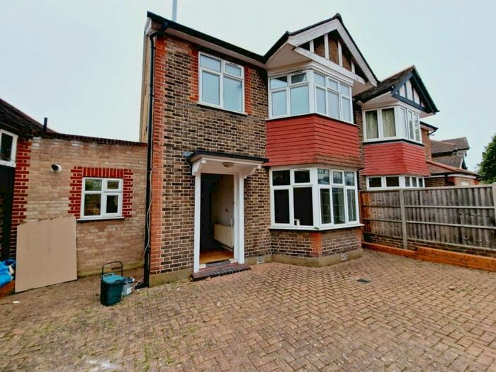 6 Bedroom Semi-Detached House To Rent In Dollis Hill Lane, NW2