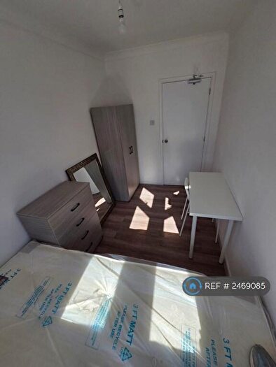 6 Bedroom Semi-Detached House To Rent In Spring Walk, London, E1