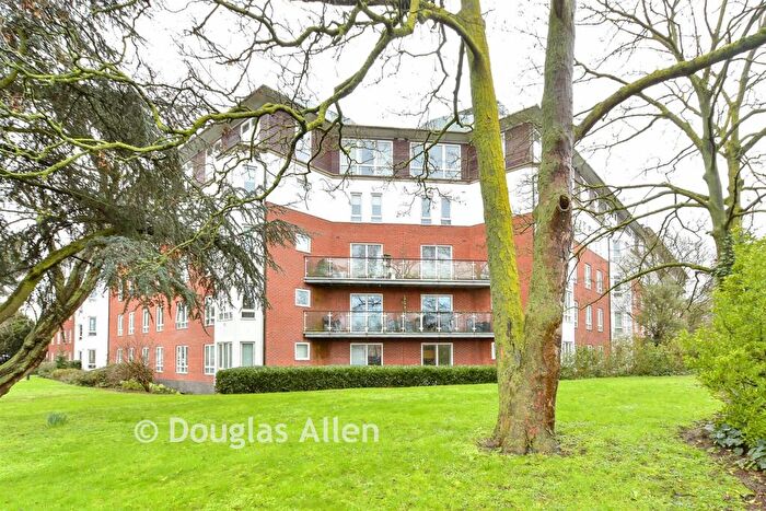 1 Bedroom Flat For Sale In High Road, South Woodford, E18