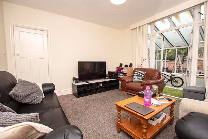 6 Bedroom House To Rent In Warwards Lane, Birmingham, West Midlands, B29