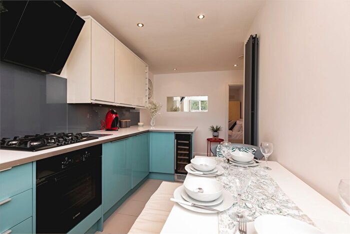 2 Bedroom Flat For Sale In Batten Street, London, SW11