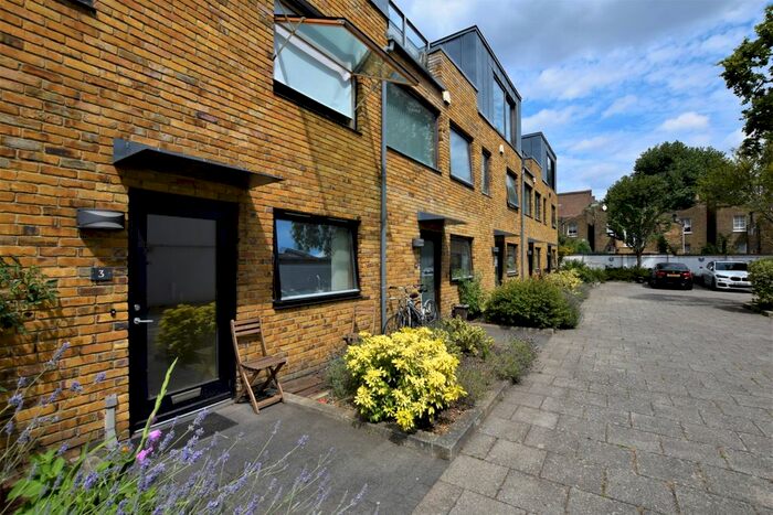 3 Bedroom Town House To Rent In Queen Annes Square, London, SE1