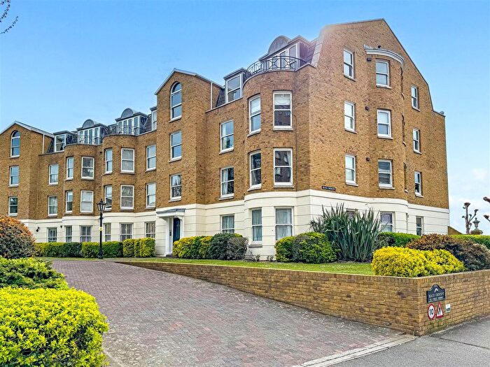 1 Bedroom Flat For Sale In Beach Crescent, Littlehampton, BN17