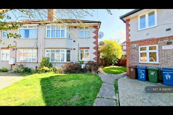 2 Bedroom Flat To Rent In Methuen Close, Edgware, HA8