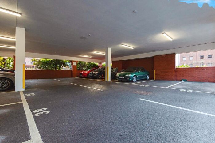 1 Bedroom Flat For Sale In Ladymead, Guildford, Surrey, GU1