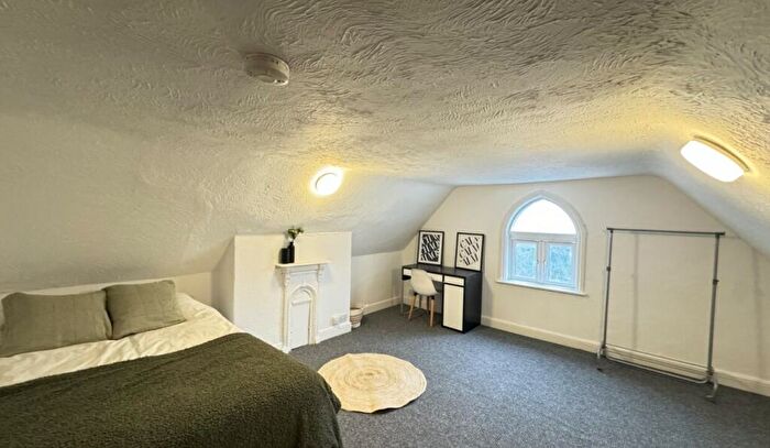 10 Bedroom End Of Terrace House To Rent In West Parade - Bed, LN1