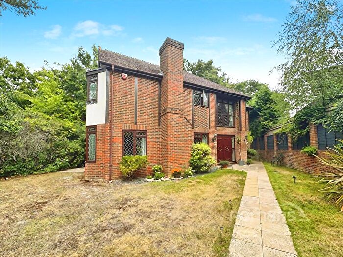 4 Bedroom Detached House To Rent In Ambleside Road, Lightwater, Surrey, GU18