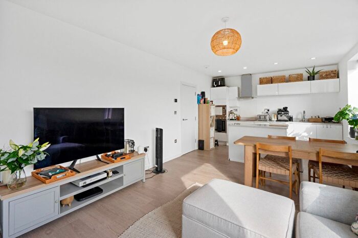 2 Bedroom Flat To Rent In Garratt Lane, Earlsfield, SW18