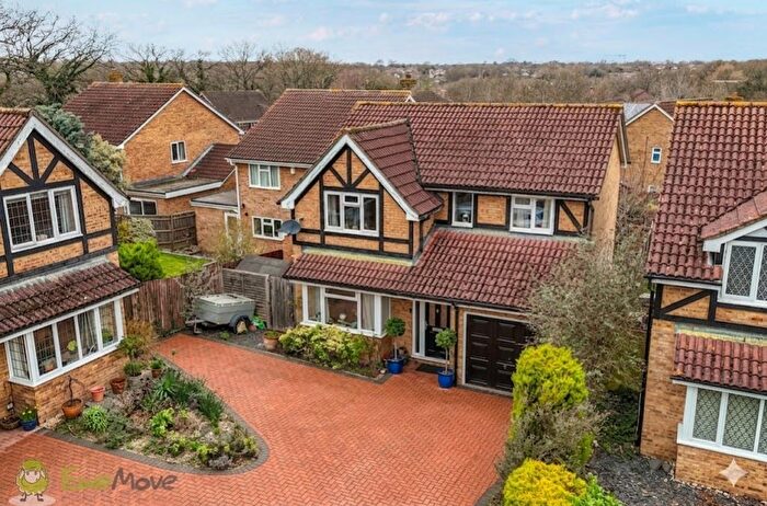 4 Bedroom Detached House For Sale In Hawkley Drive, Tadley, Hampshire, RG26