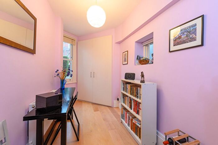 2 Bedroom Flat For Sale In Goldhurst Terrace, South Hampstead, NW6