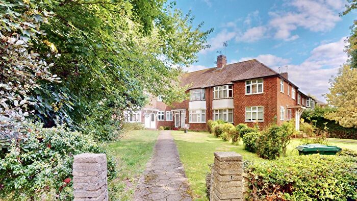 3 Bedroom Flat To Rent In Page Street, London, NW7