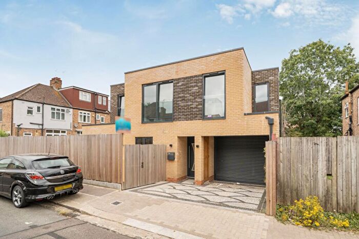 4 Bedroom Detached House For Sale In Lancaster Road, Barnet, EN4