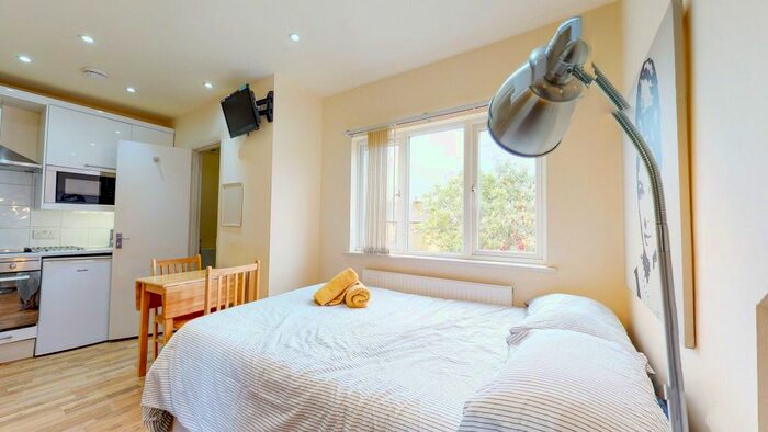Studio To Rent In Ash Grove, London, NW2