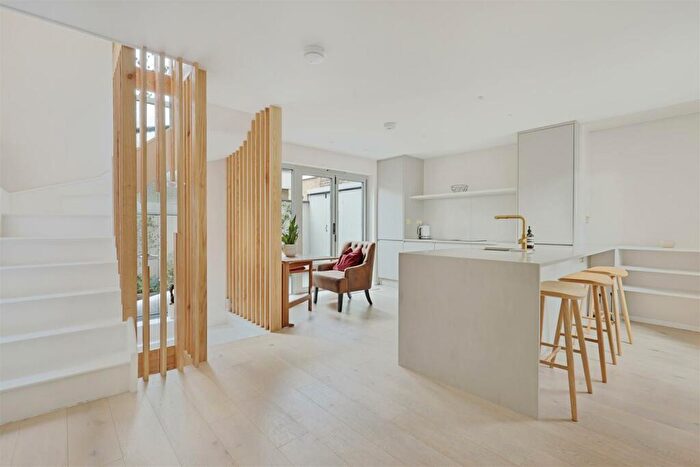 3 Bedroom Terraced House To Rent In Hewlett Road, Bow, E3