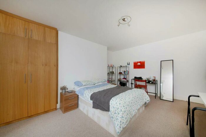 3 Bedroom Flat To Rent In Central Hill, Crystal Palace, London, SE19