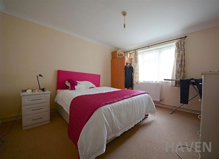 3 Bedroom Flat To Rent In Chapel Court, East Finchley, N2