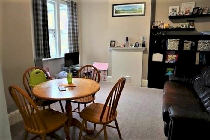 2 Bedroom Flat To Rent In High Street Colliers Wood, London, SW19