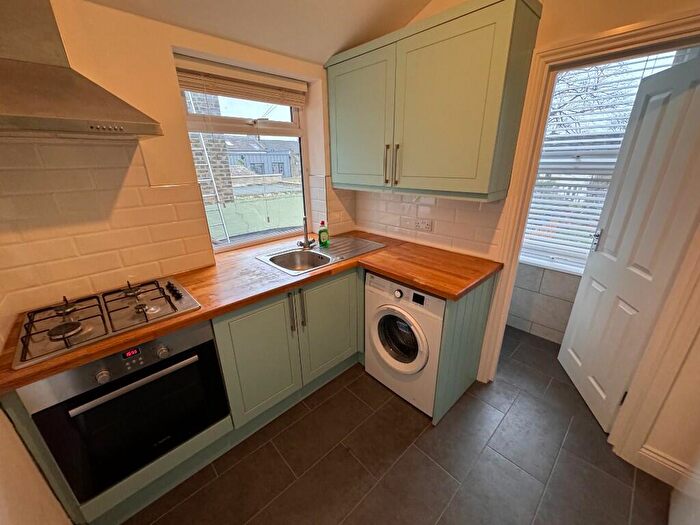 2 Bedroom Flat To Rent In Barclay Road, London, E11