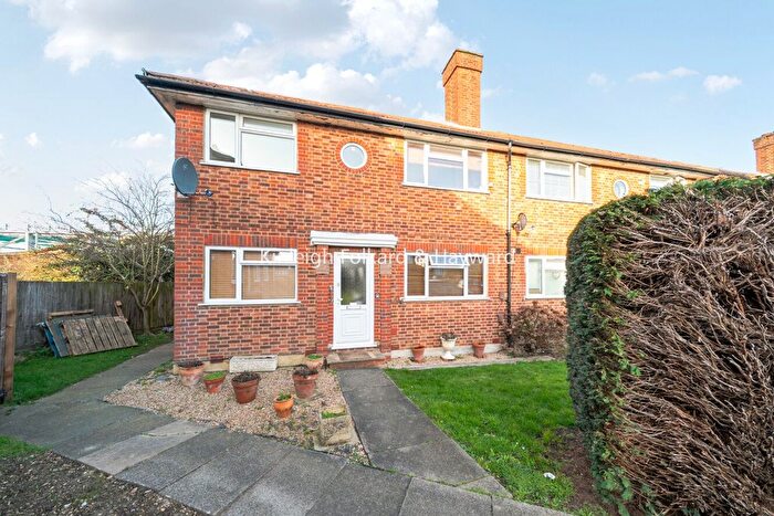 2 Bedroom Maisonette For Sale In East Close, Barnet, EN4