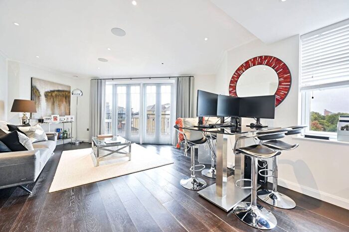 2 Bedroom Flat For Sale In Carnwath Road, Hurlingham, London, SW6