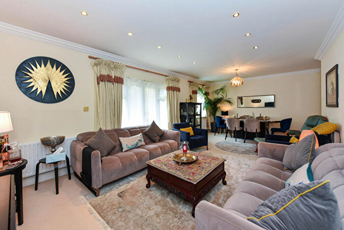 3 Bedroom Apartment For Sale In Hanbury Close, London, NW4