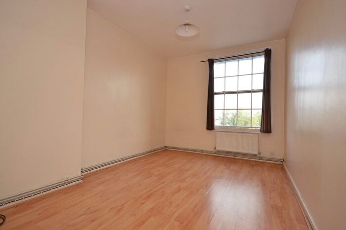 2 Bedroom Flat To Rent In Shadwell Gardens, Tower Hamlets, E1