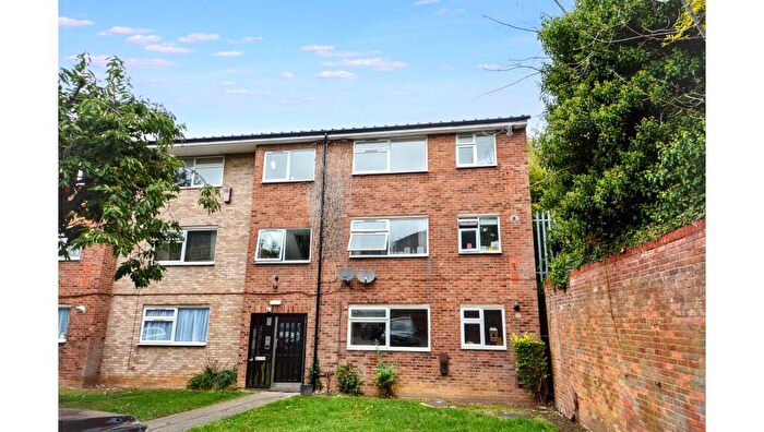 2 Bedroom Flat For Sale In Aysgarth Close, Harpenden, Hertfordshire, AL5