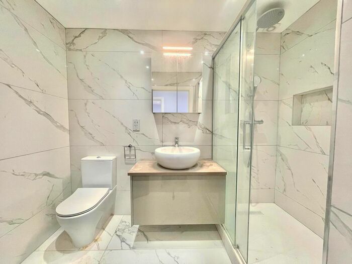 3 Bedroom Flat To Rent In Bed Flat - Dollis Hill, London, NW10