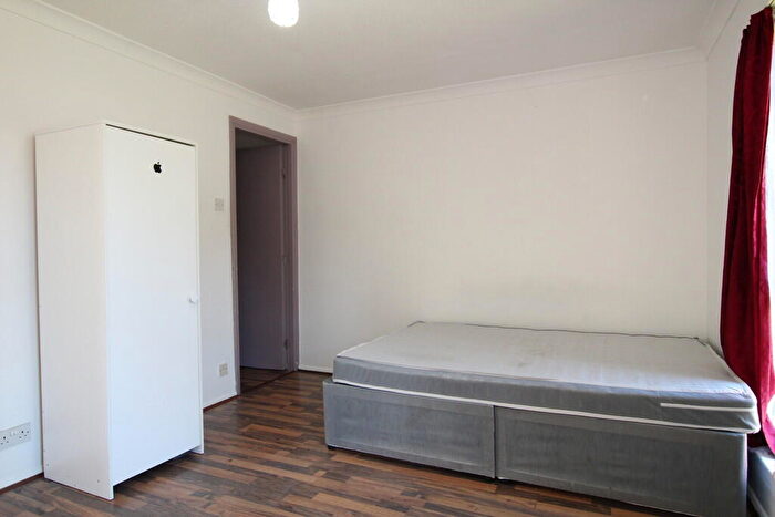 Apartment To Rent In Coopers Close, E1