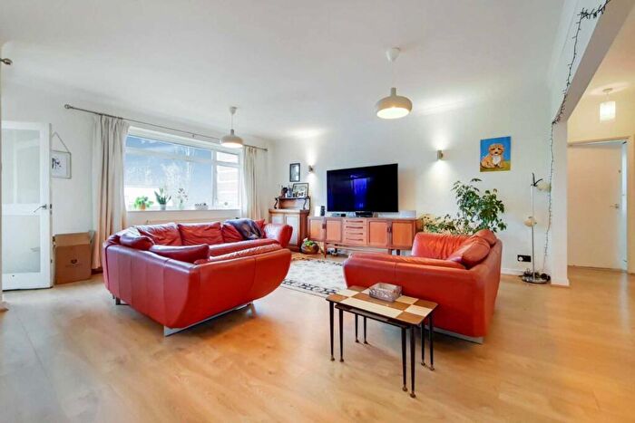 3 Bedroom Apartment For Sale In Sheldon Avenue, Highgate, N6