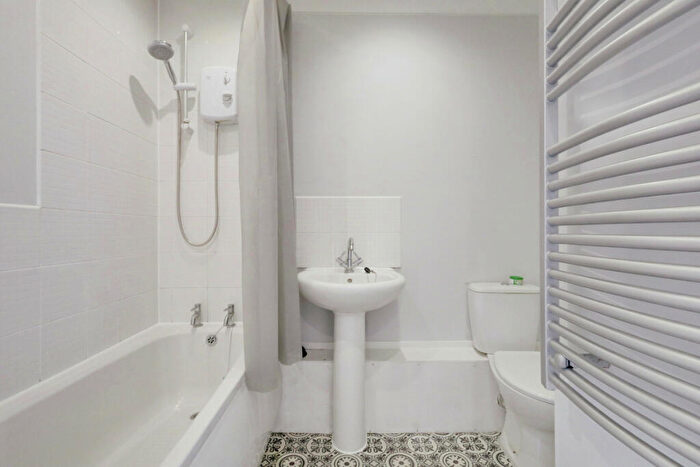 2 Bedroom Flat For Sale In London Road, Hadleigh, SS7