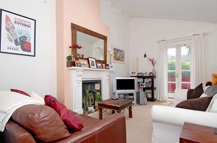 2 Bedroom Flat To Rent In Trinity Road, Tooting Bec, SW17