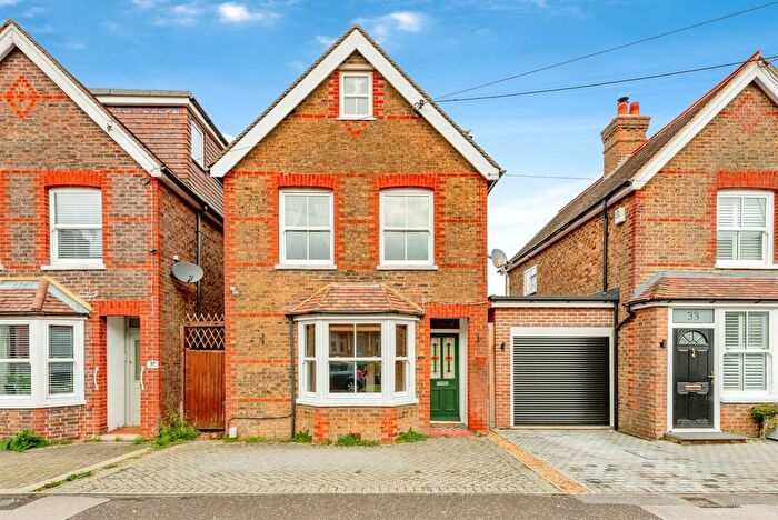 3 Bedroom Link Detached House For Sale In Spencers Road, Crawley, RH11