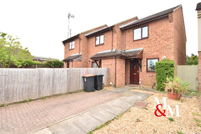2 Bedroom End Of Terrace House To Rent In Millstream Way, LU7